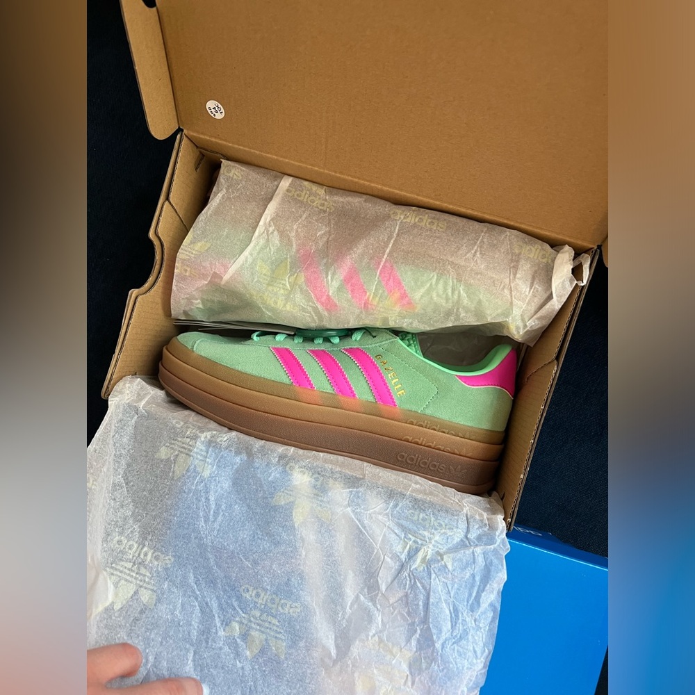 Women’s Adidas Gazelle Bold Pulse Mint Screaming Pink Gum Bottom - Picture 3 of 3